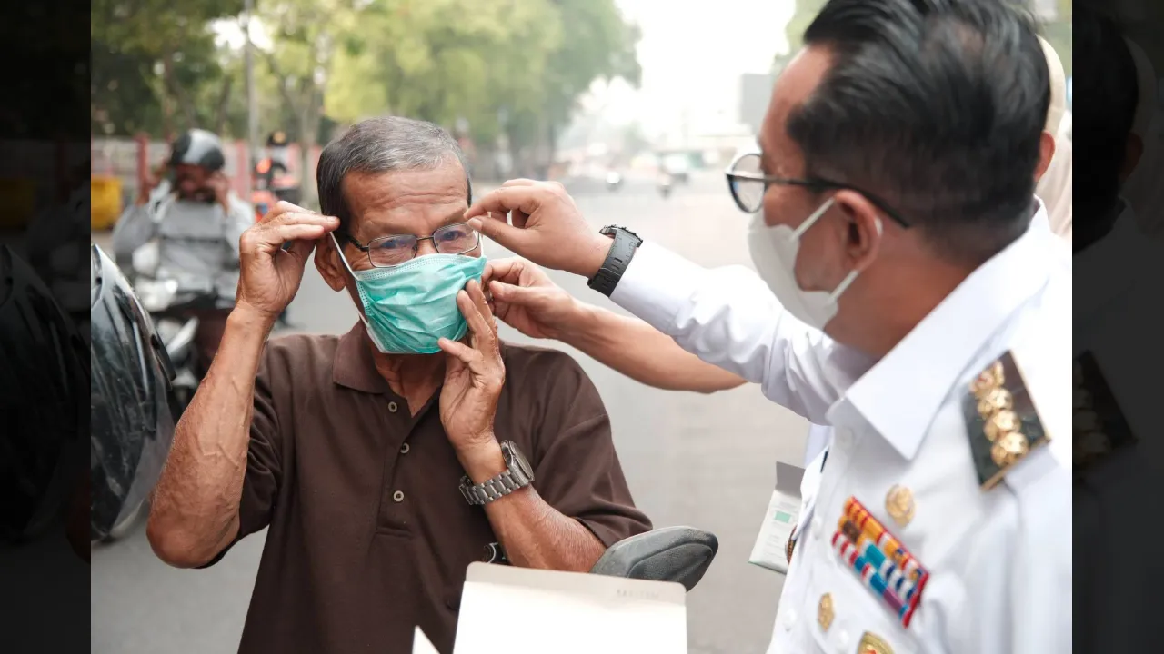 Bupati Eka Putra sasangkan masker hindari akabut asap